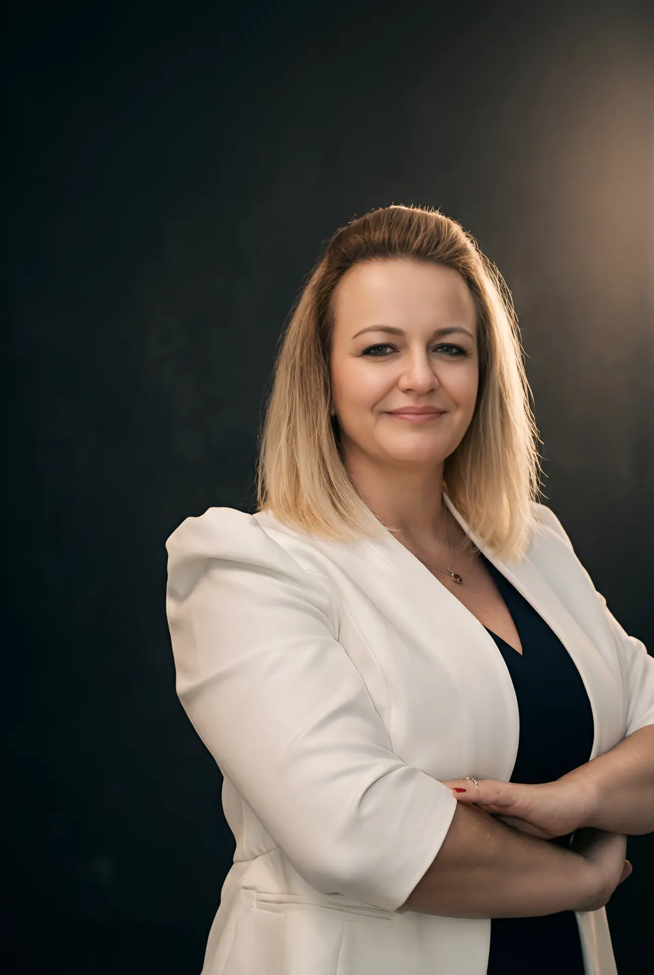Portrait of Szilvia Faragó, economist and strategic real estate investment advisor in Dubai